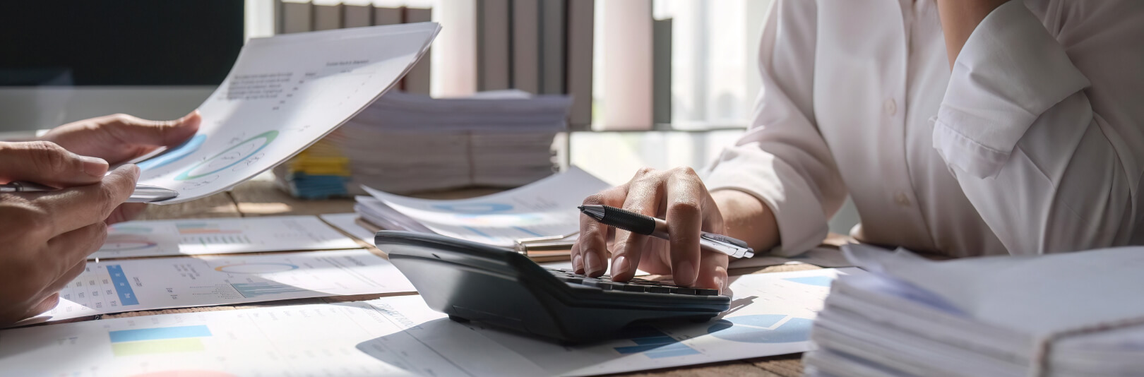 Outsourced vs. in-house bookkeeping: which option is better for your small business?
