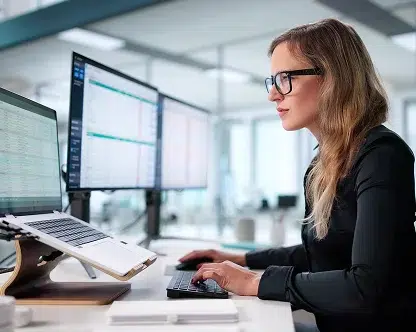 How do online accounting services help with real-time financial reporting and decision making