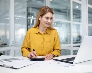 When should a business switch from in-house accounting to online accounting services