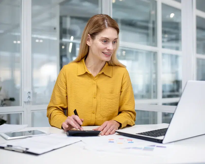When should a business switch from in-house accounting to online accounting services