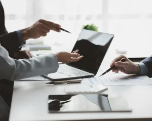 How a Controller Turns Numbers Into Decisions for Founders